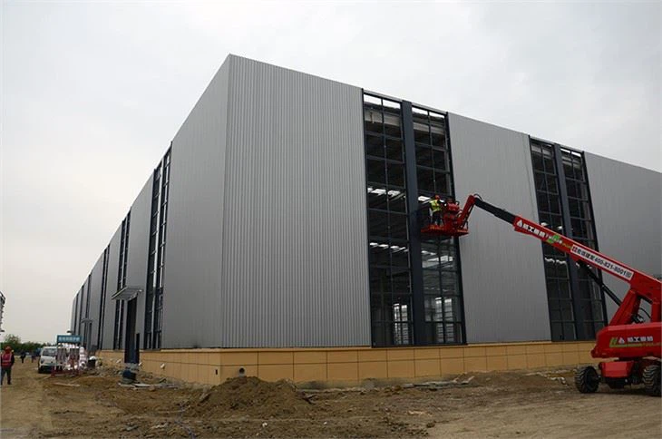 Professional Steel Structure Workshop Factory With Solar Panel Roof